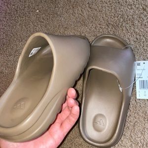 Yeezy slides size 4